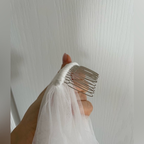 Designer Ivory Fingertip Wedding Veil - Picture 6 of 8